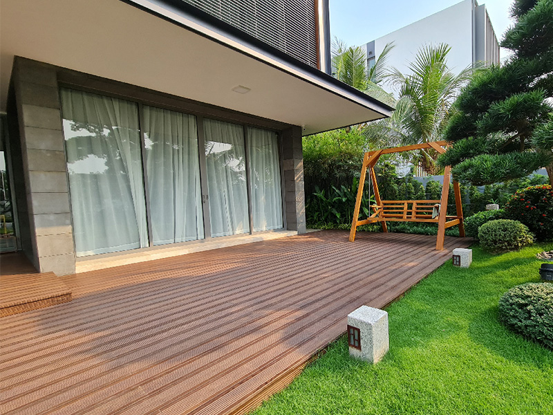 Contemporary Lawn-Adjacent Residence Terrace